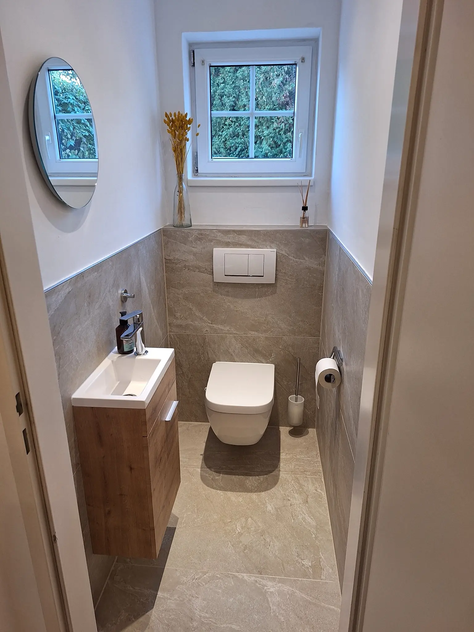 Ausgeführtes Gäste-WC mit Waschtisch