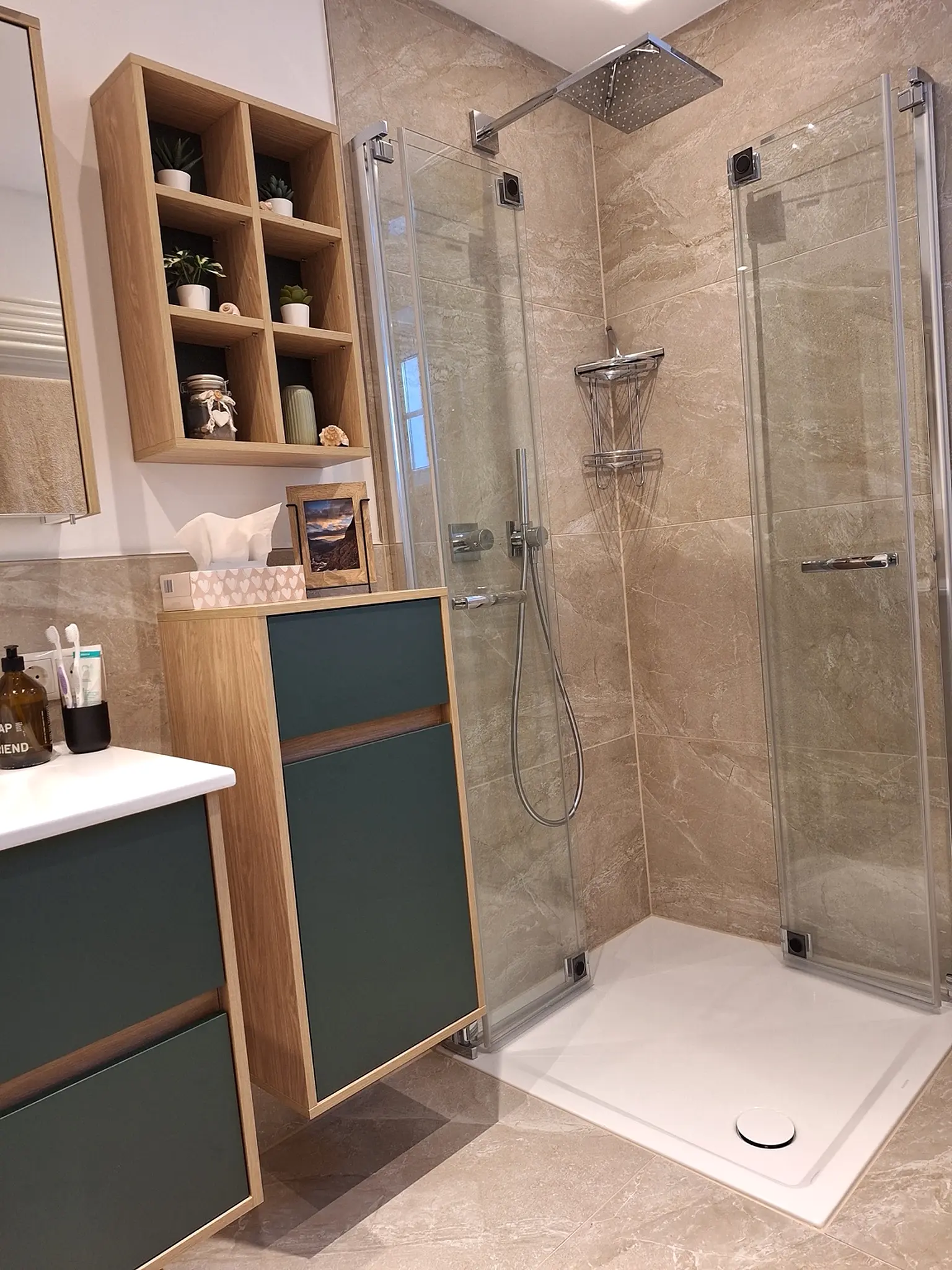 Detailansicht der ausgeführten Dusche und Badmöbel