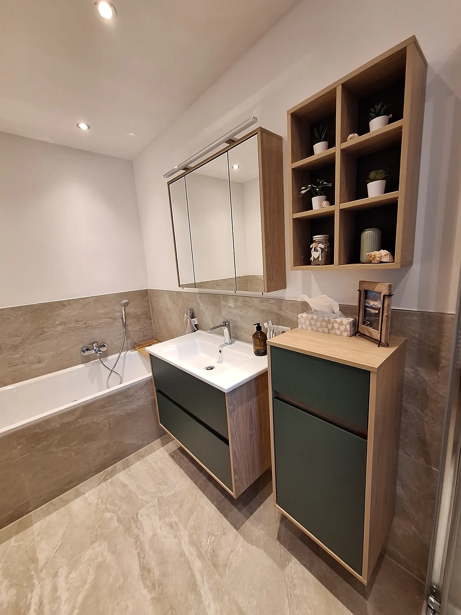 Fertiggestelltes Badezimmer mit Badewanne und Waschtisch